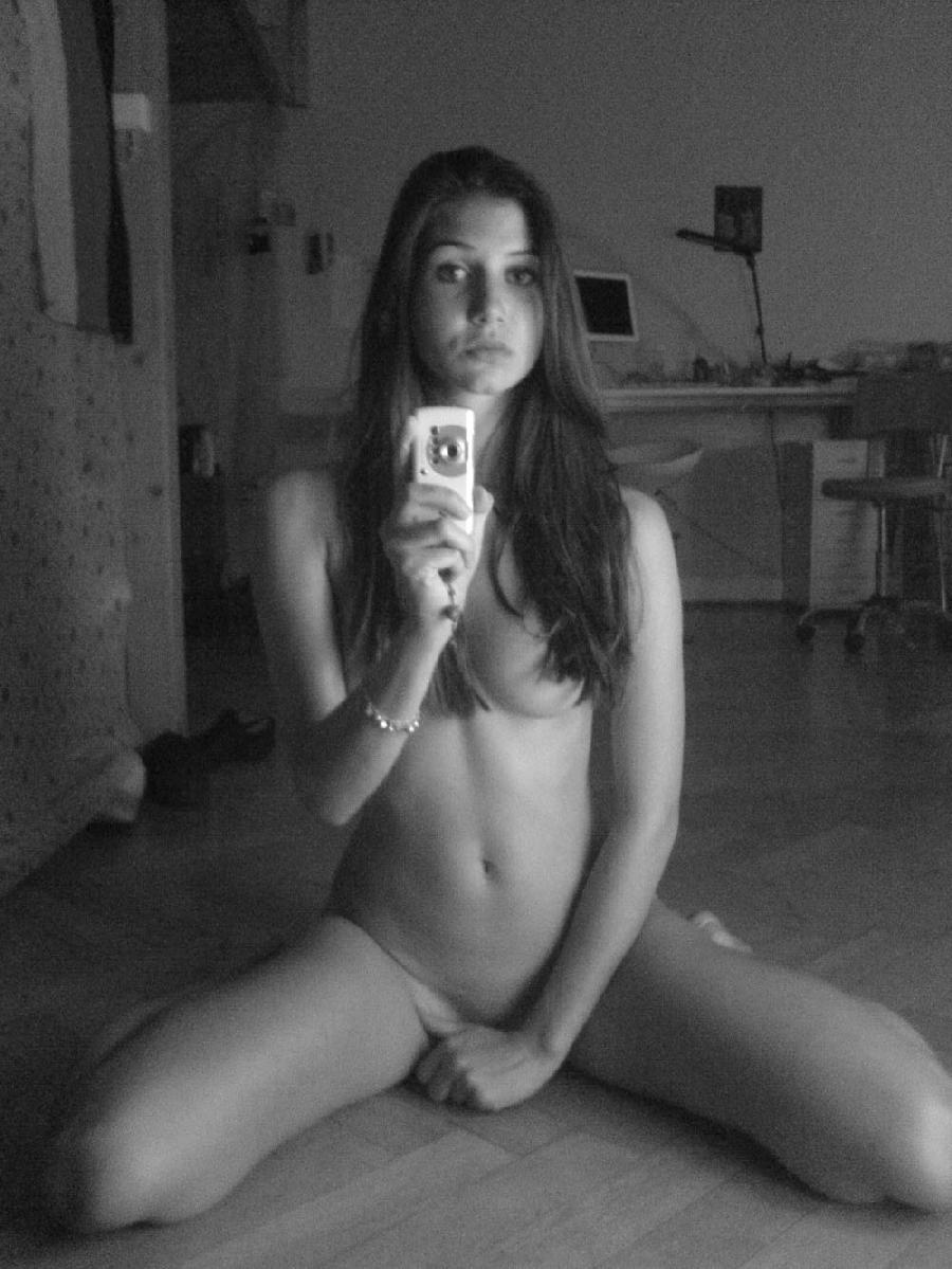 Green eyed amateur taking nude selfshots pictures - 19