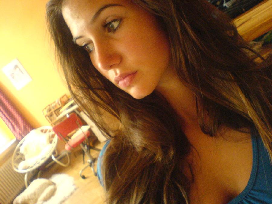 Green eyed amateur taking nude selfshots pictures