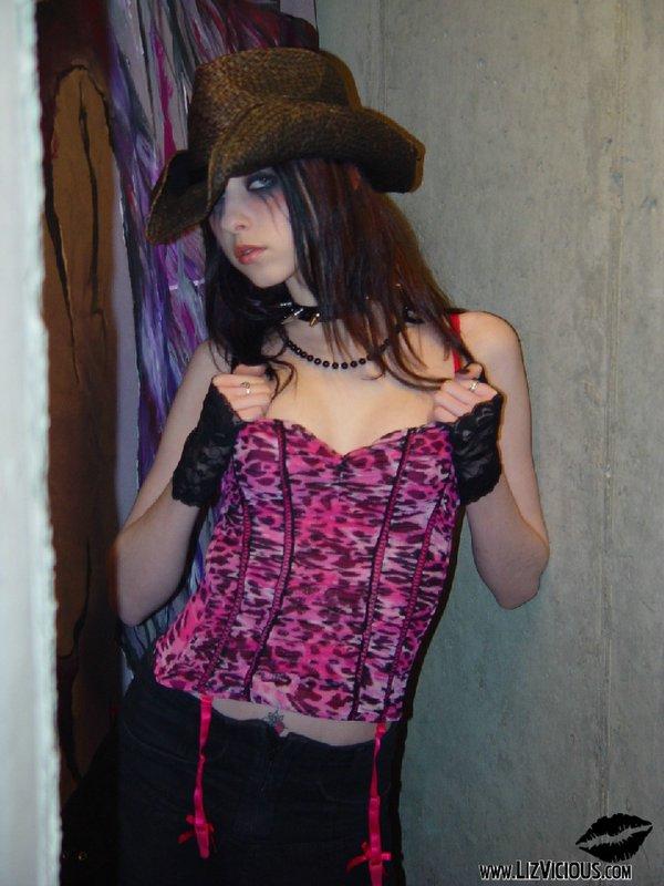 Dark cowboy girl Liz Vicious - 2