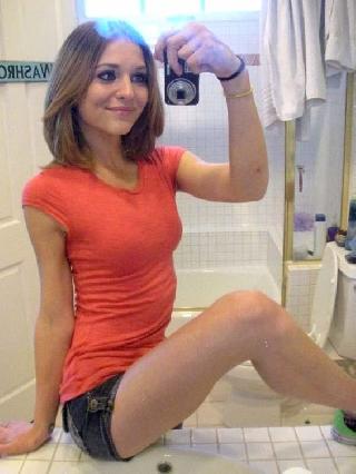 Cute Exgirlfriend - Very cute ex girlfriend nude in mirror (8 pics) | Erooups.com