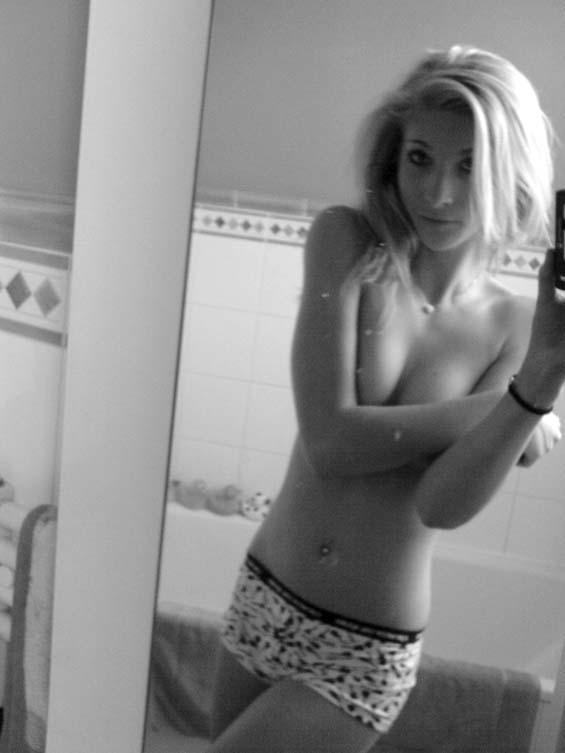 Amazing girlie nude in mirror - 1