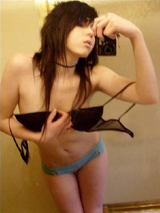 Moving naked pics of emo girl