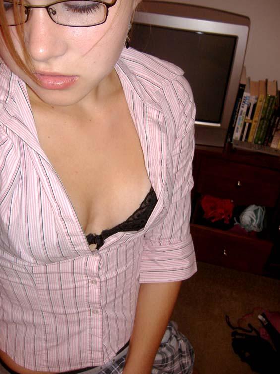 Young chick poses nude for self pics - 1
