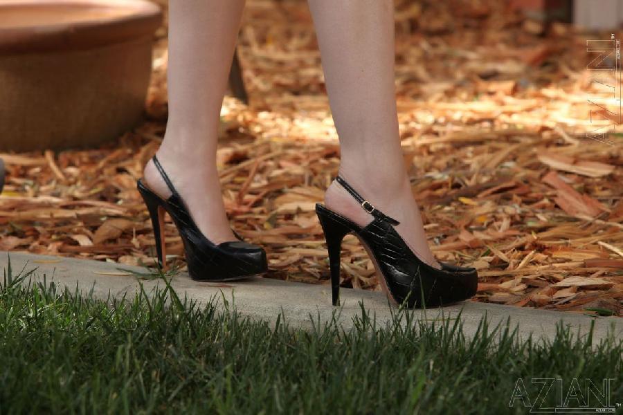 Blonde seductress in black high heels - Kagney Linn Karter - 2