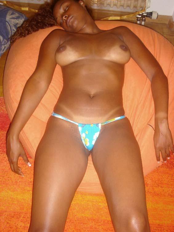 Young ebony is posing in panties - 7
