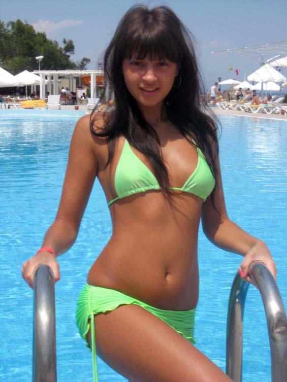 Sexy girlie with tanned body - 3