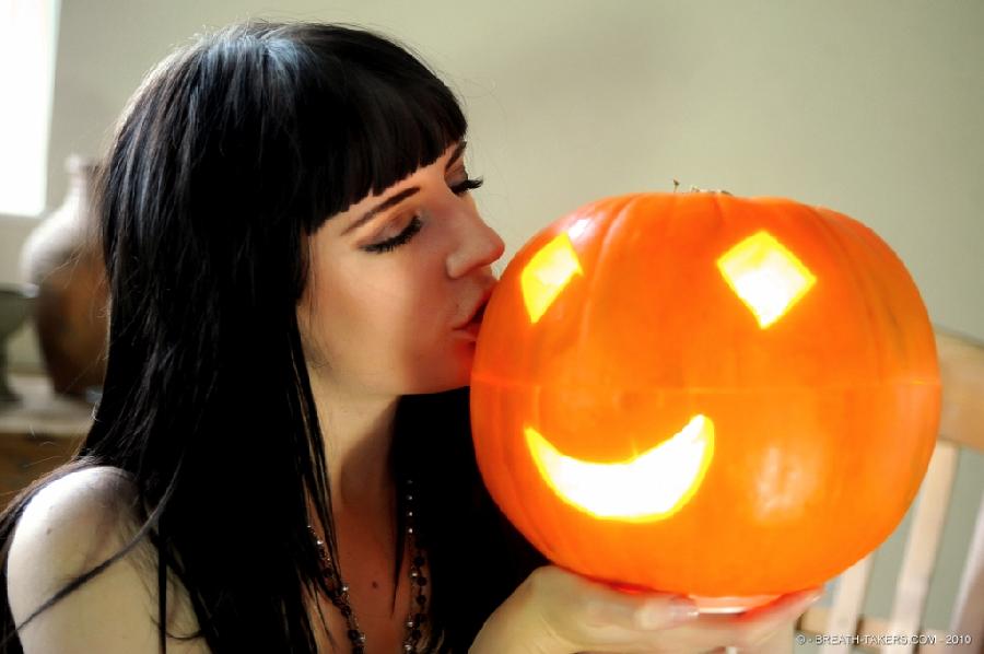 Halloween with busty Samantha Bentley - 12