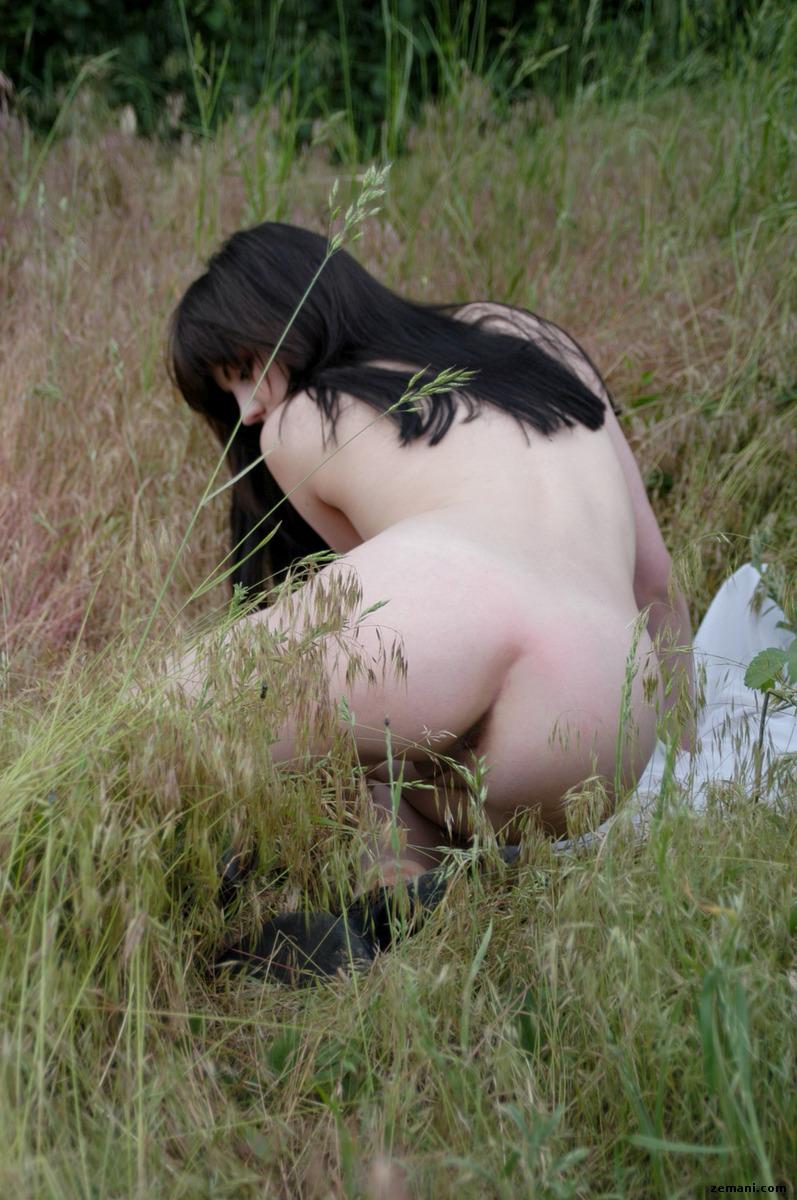 Naked woman in dense grass - Hanna. Part 1 - 5