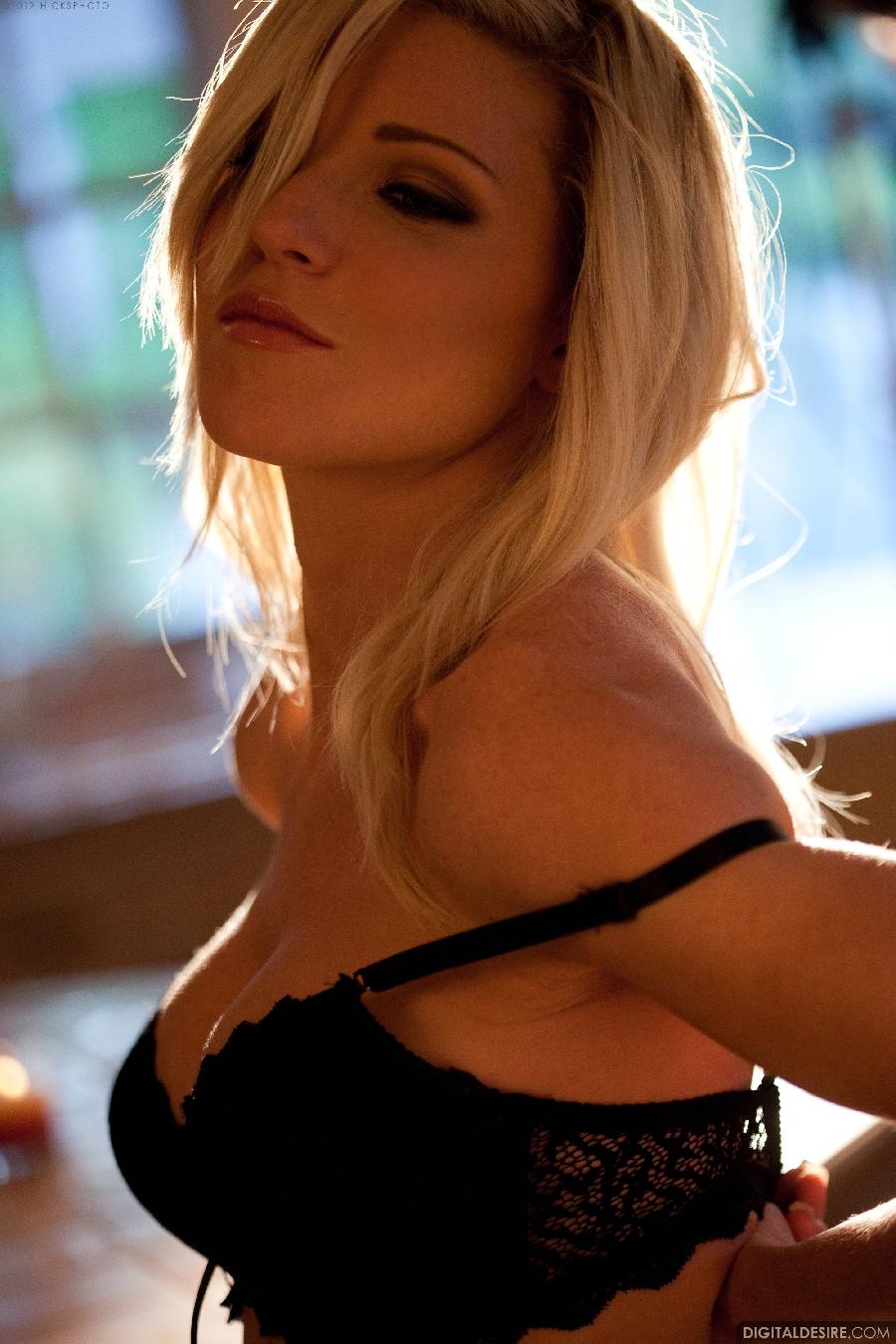 Amazing blonde in black underwear - Niki Lee Young - 9
