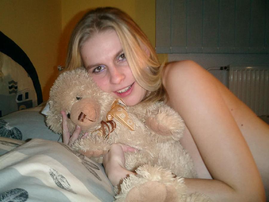 Blonde Vika is posing in her bedroom - 16