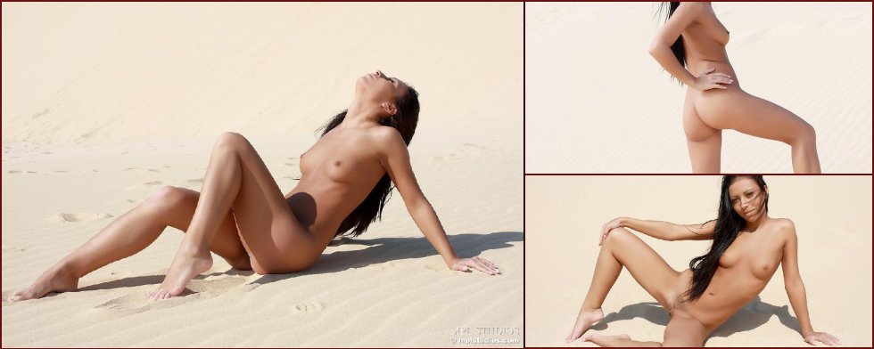 Naked girl on the desert - Monique - 36