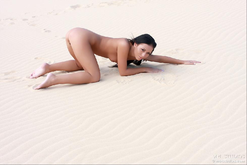 Naked girl on the desert - Monique - 5