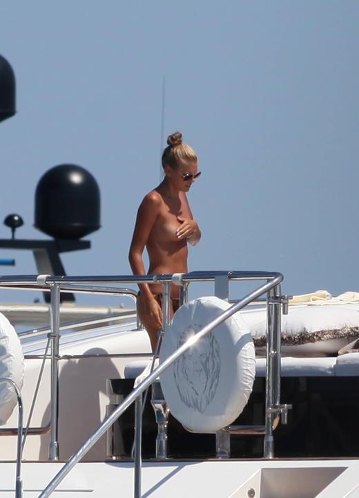 Leonardo DiCaprio's ex Toni Garrn topless - 4