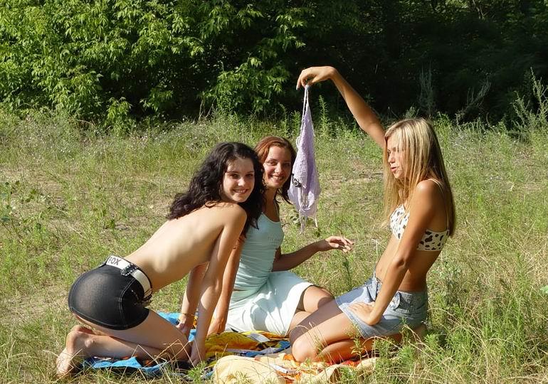Четыре голые подруги голышом развлекаются на природе