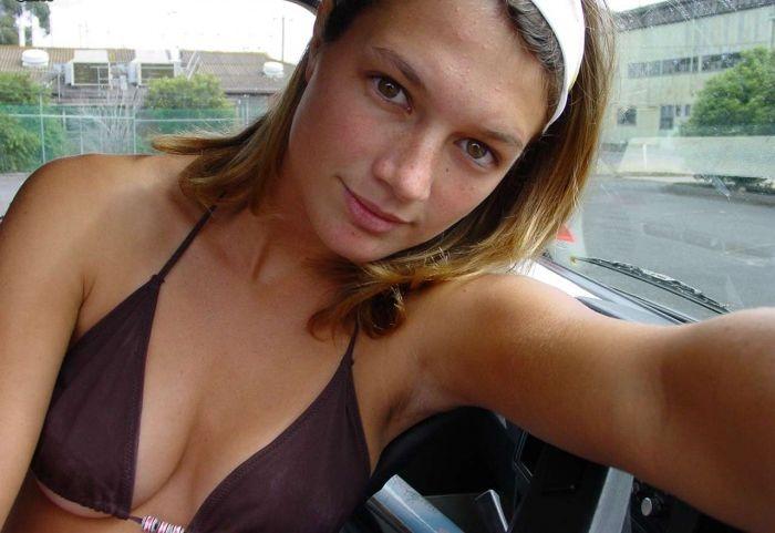 Naked Violeta in athe car - 1