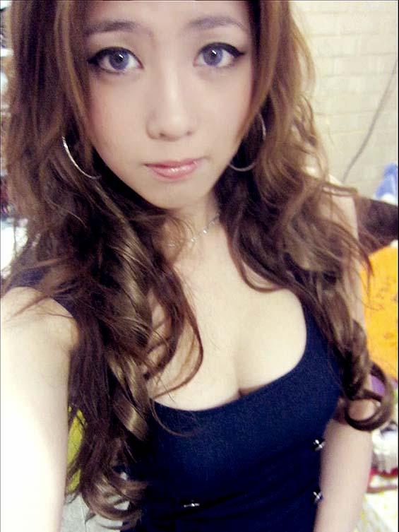 Pretty Asian babe with cute titties - 1