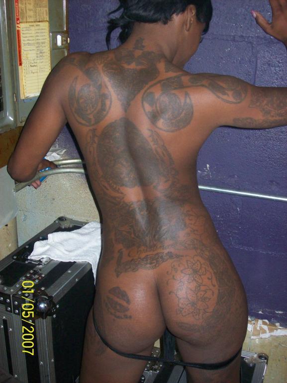 Ebony with huge tattoos - 2