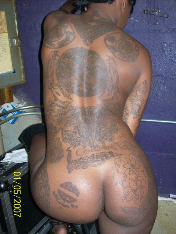 Ebony with huge tattoos - 5