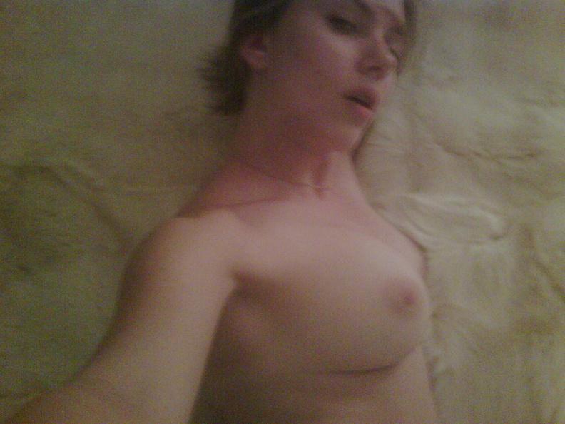 Naked Scarlett Johansson in bed - 3