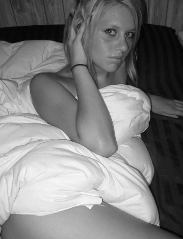 Black and white session in bed - 6