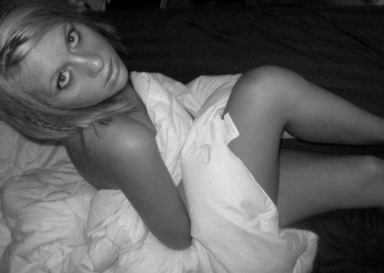 Black and white session in bed - 7