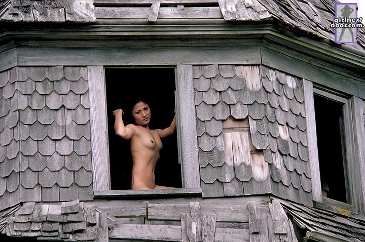 Exotic Su Chong is getting naked in an abandoned house - 6