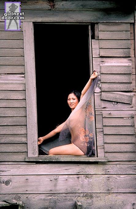 Exotic Su Chong is getting naked in an abandoned house - 7