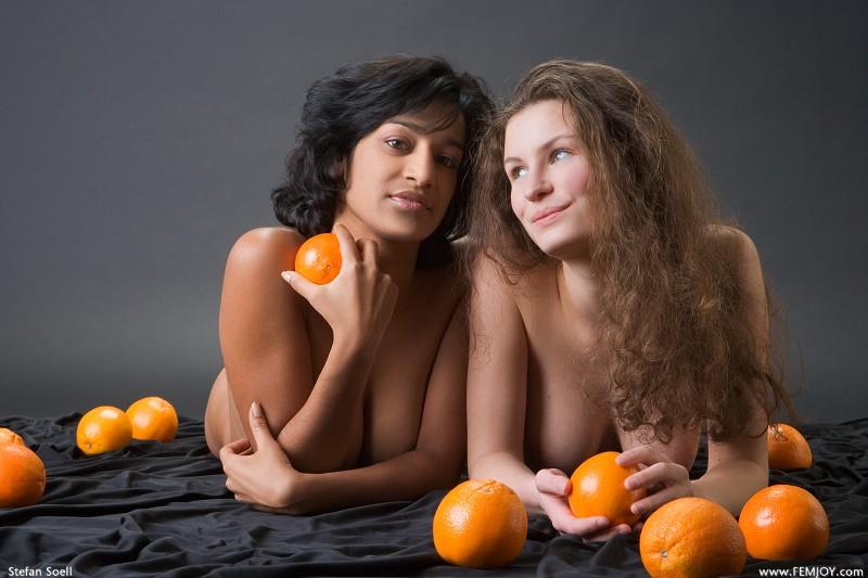 Dasari and Susann are posing naked with fruits - 4