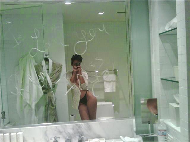 Gallery with naked Rihanna - 1