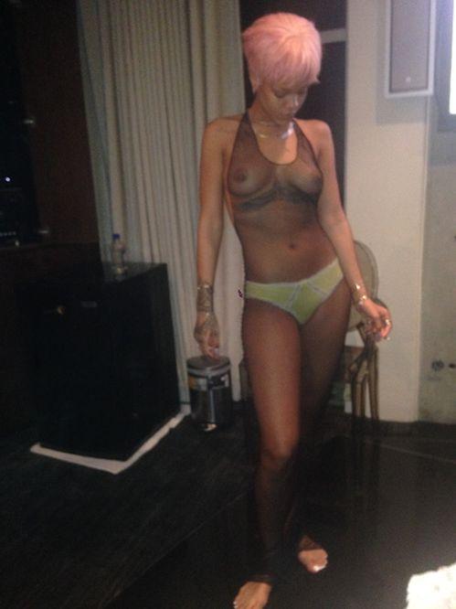 Gallery with naked Rihanna - 12