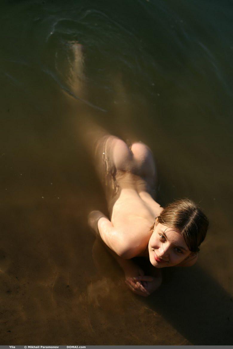Young Ylia is showing her goods in the lake - 15
