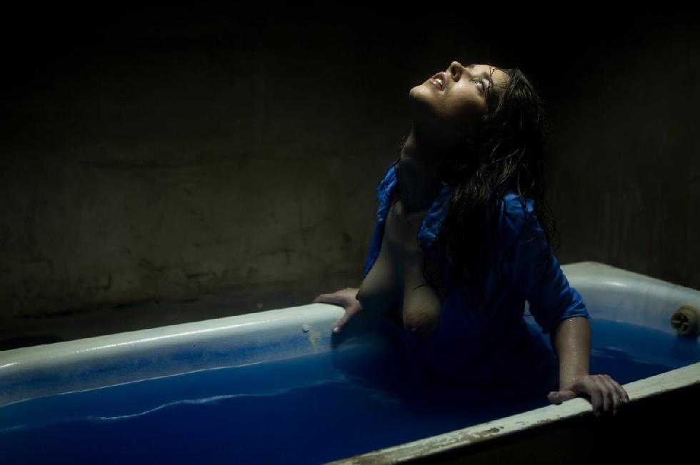 Deep, blue bath - Emily - 3