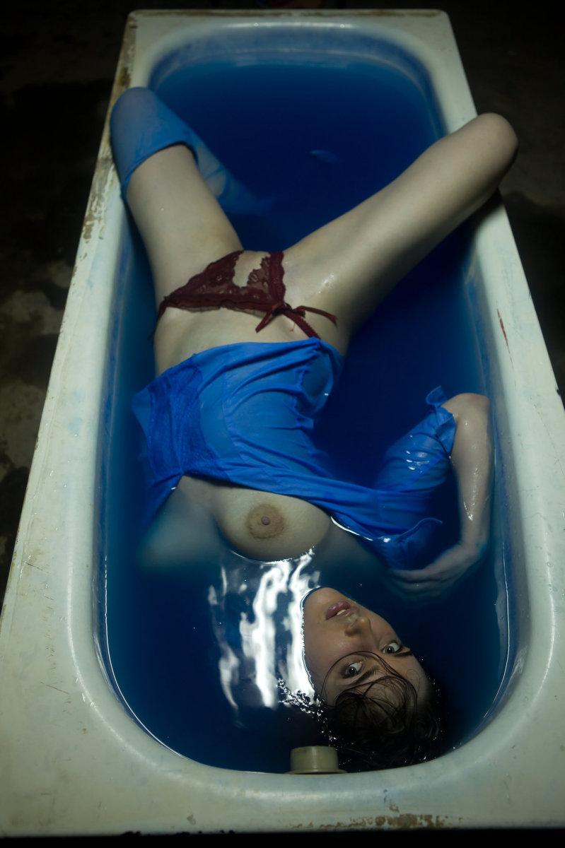Deep, blue bath - Emily - 7