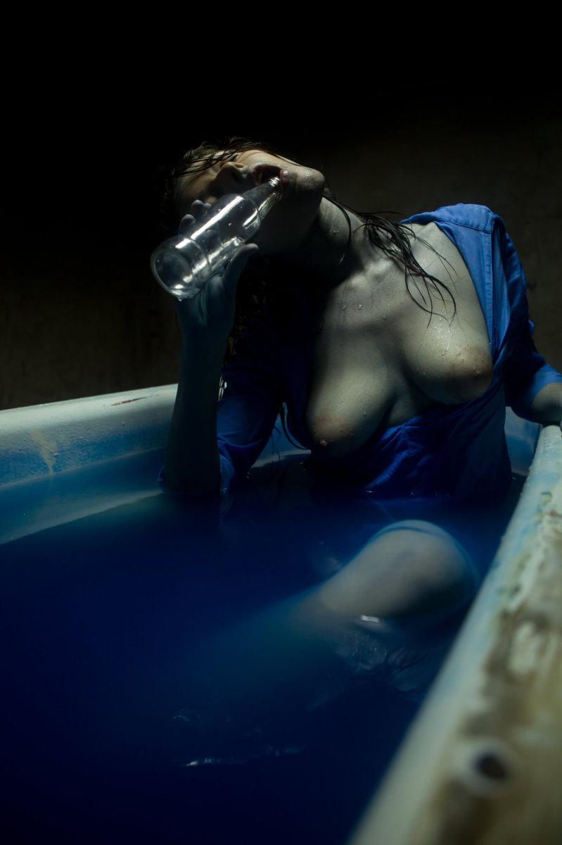 Deep, blue bath - Emily - 9