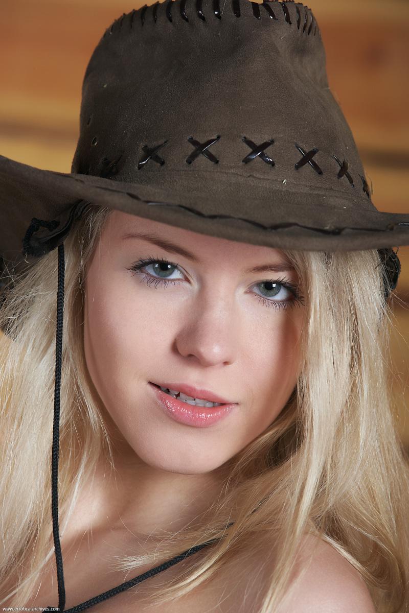 Beautiful young cowgirl - Barbara - 3