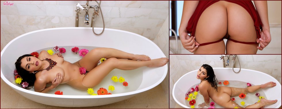 Magnificent Valentina Nappi in the bath - 35