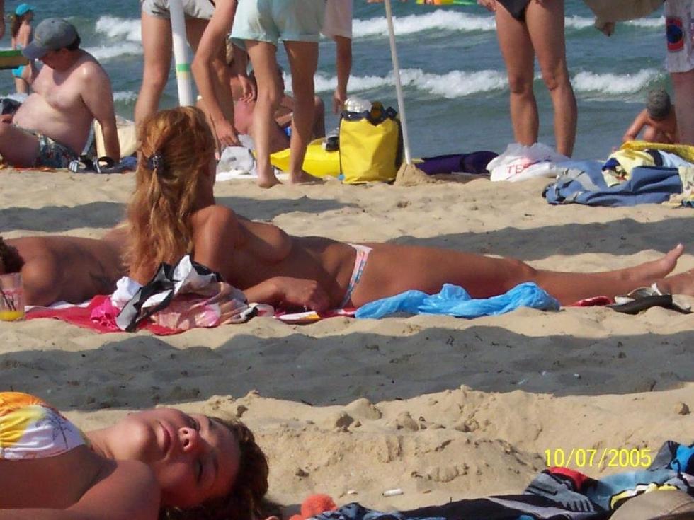 Topless and nude amateurs on the beach. Part 1 - 11
