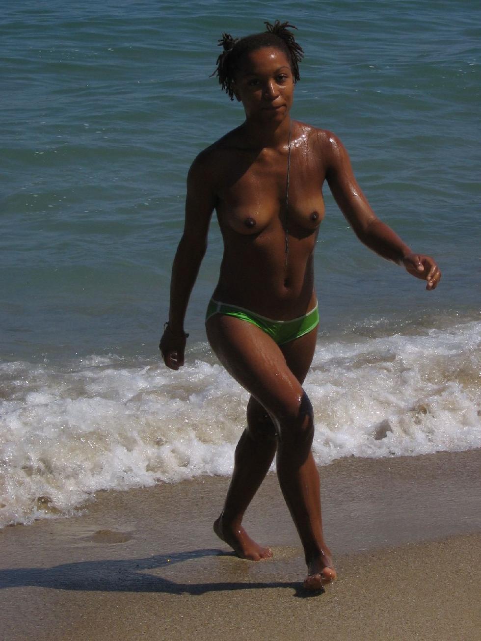 Topless and nude amateurs on the beach. Part 1 - 22