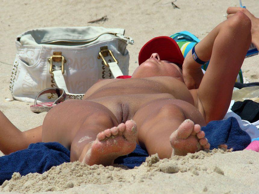 Topless and nude amateurs on the beach. Part 2 - 10