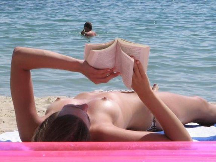 Topless and nude amateurs on the beach. Part 2 - 17