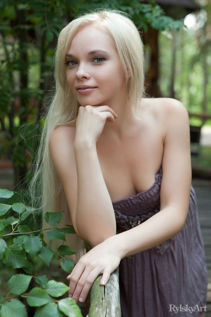 Gorgeous blonde with very long hair - Feeona - 5
