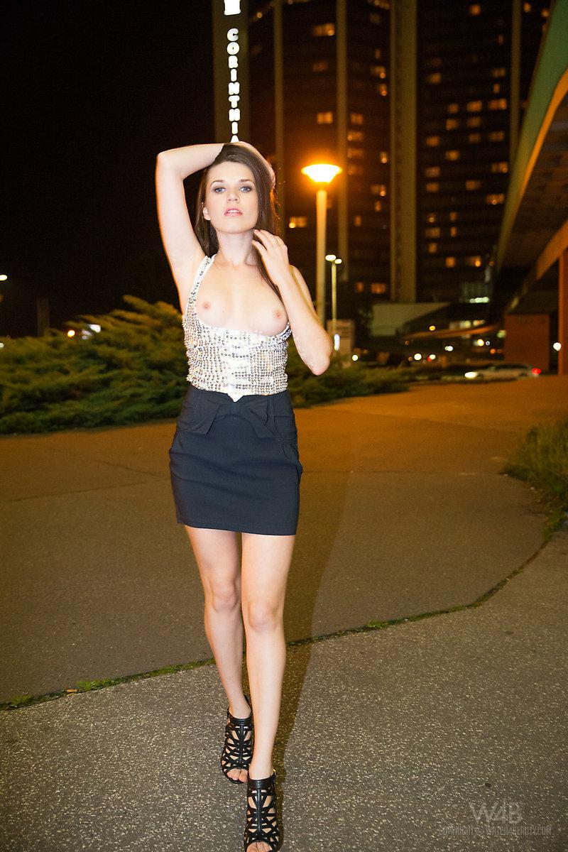 Walk at midnight with sexy Serena - 8