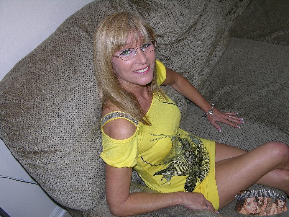 MILF in glasses is showing pretty hole - Jessica - 1