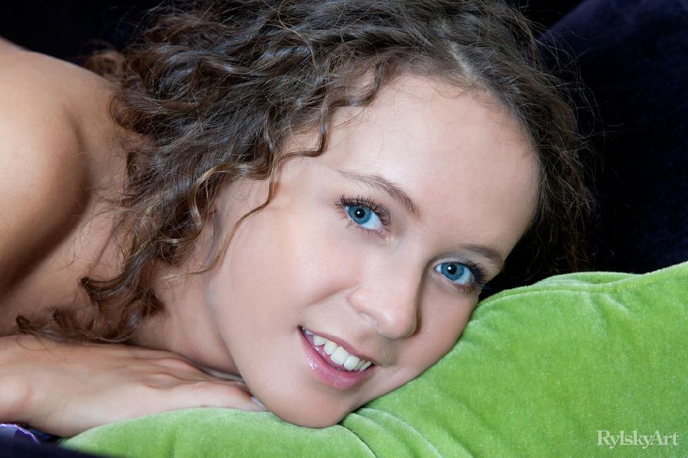 Gorgeous teen with curly hair - Elisandra - 5