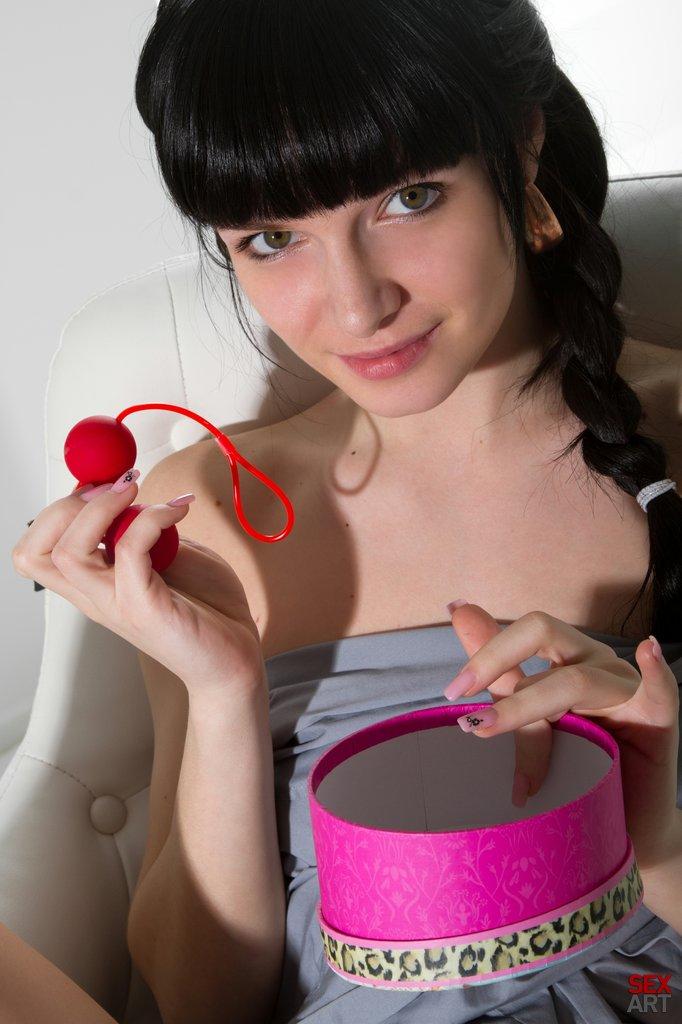 Milania is openinig her present - 4