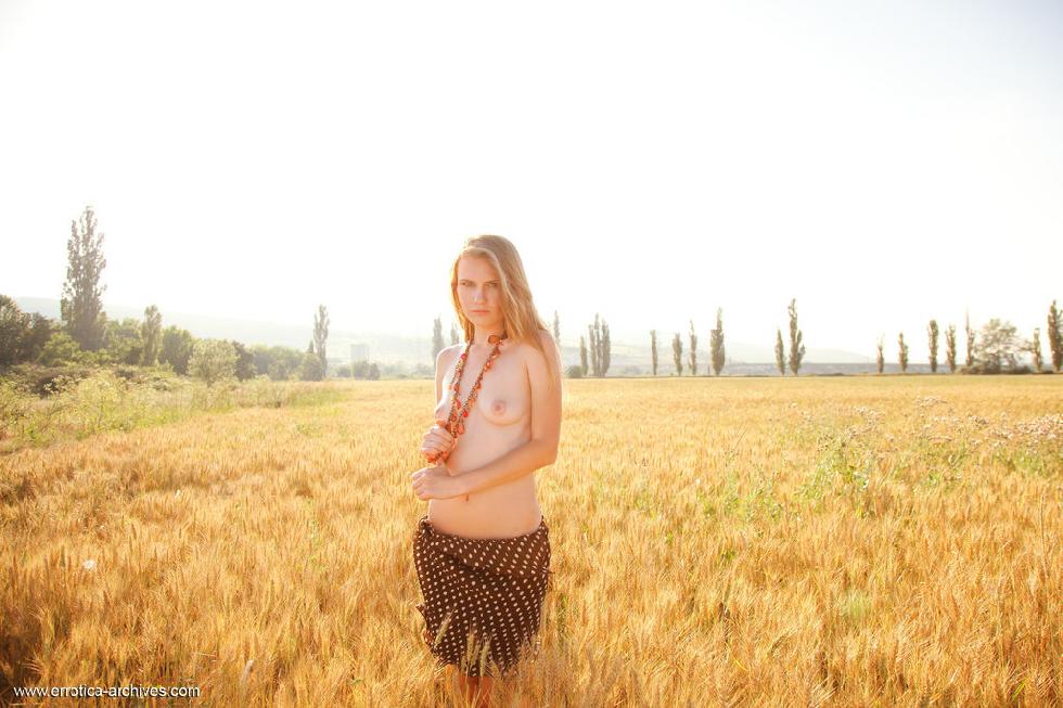 Pretty blonde girl on the meadow - Frida - Daily Ladies