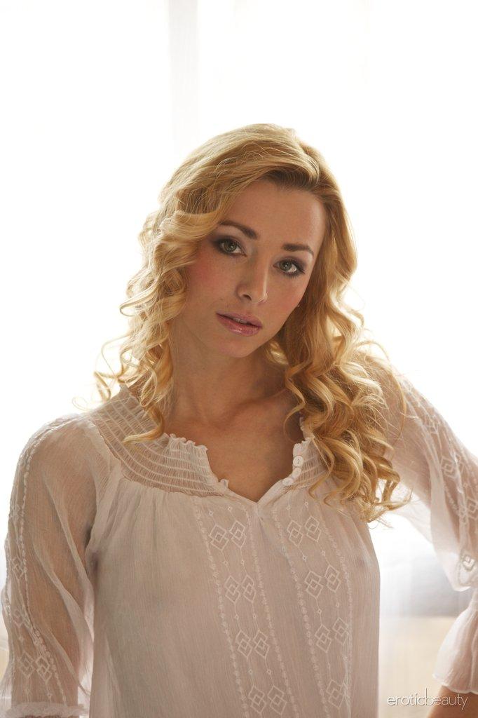 Fabulous blonde with curly hair - Victoria - 1