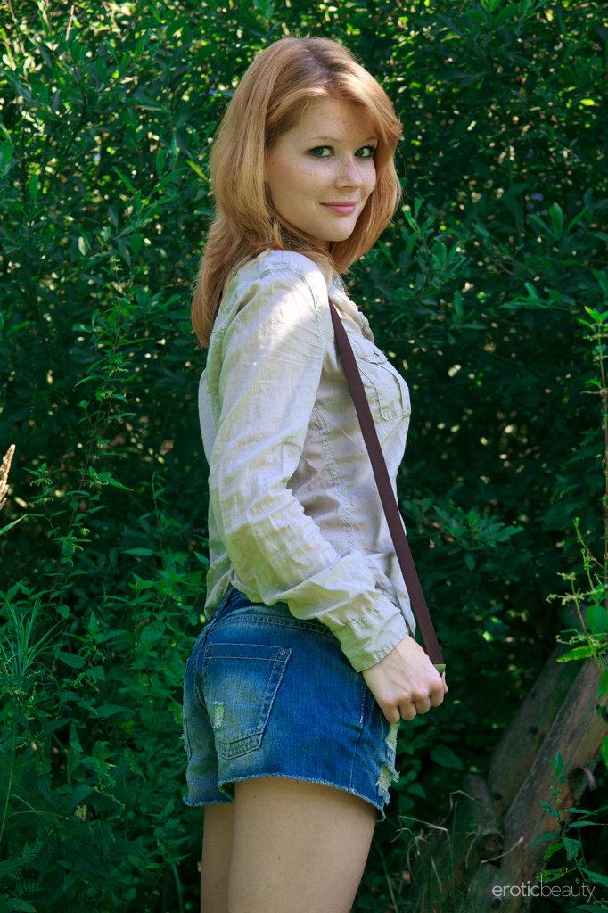 Mia Sollis is inviting to the tree house - 2