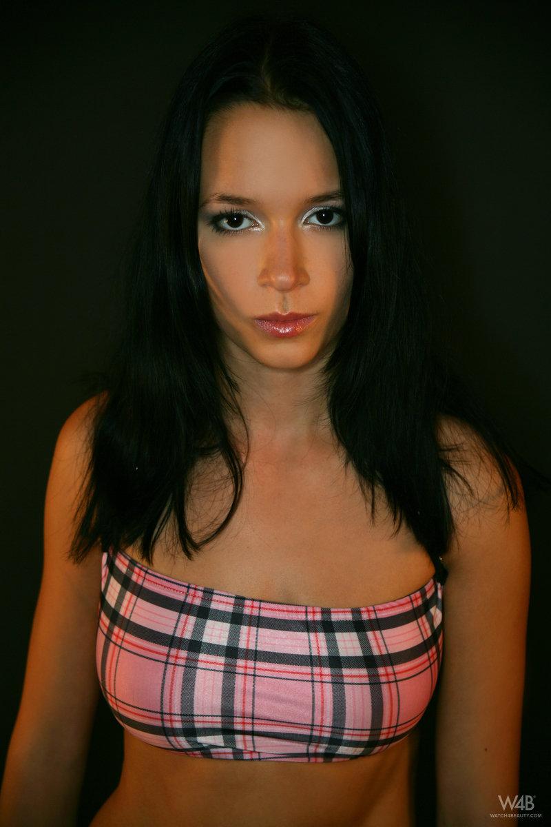 Marvelous Gwen in sexy, pink pants - 2