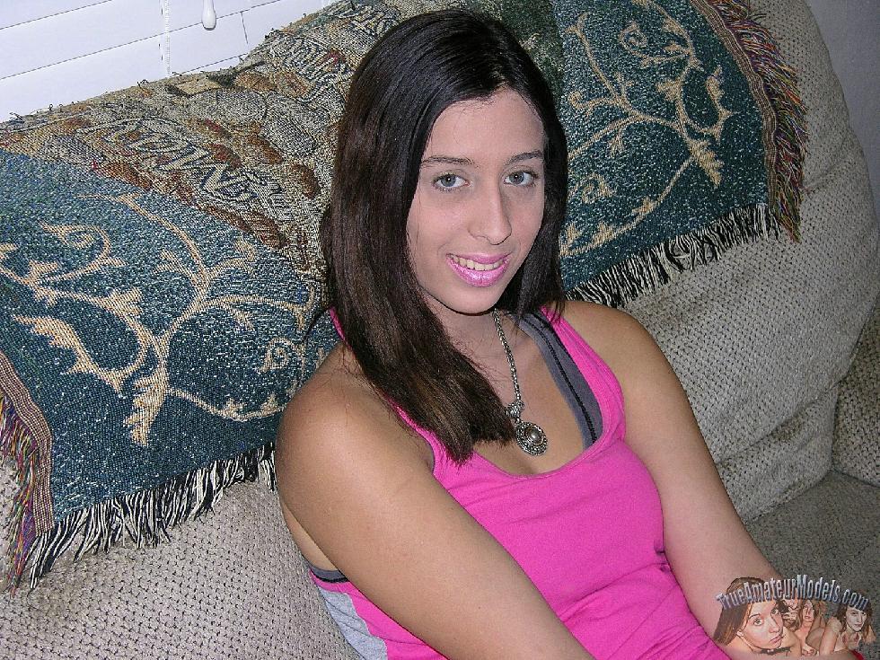 Young brunette with pink lips - Lola - 1